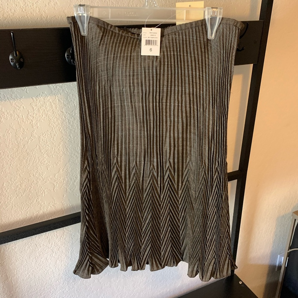 Magaschoni gray and beige tweed pleated skirt. NWT